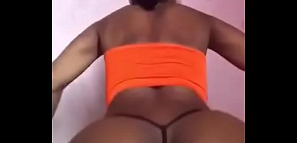  Cette fille twerk dans son plus jolie string